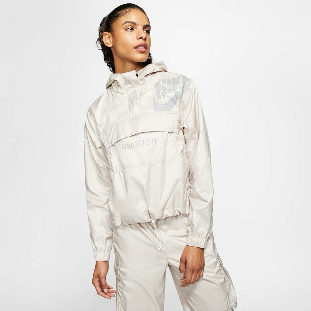 Nike Sportswear Utility Jacket in cream! Women’s small! Perfect shape!